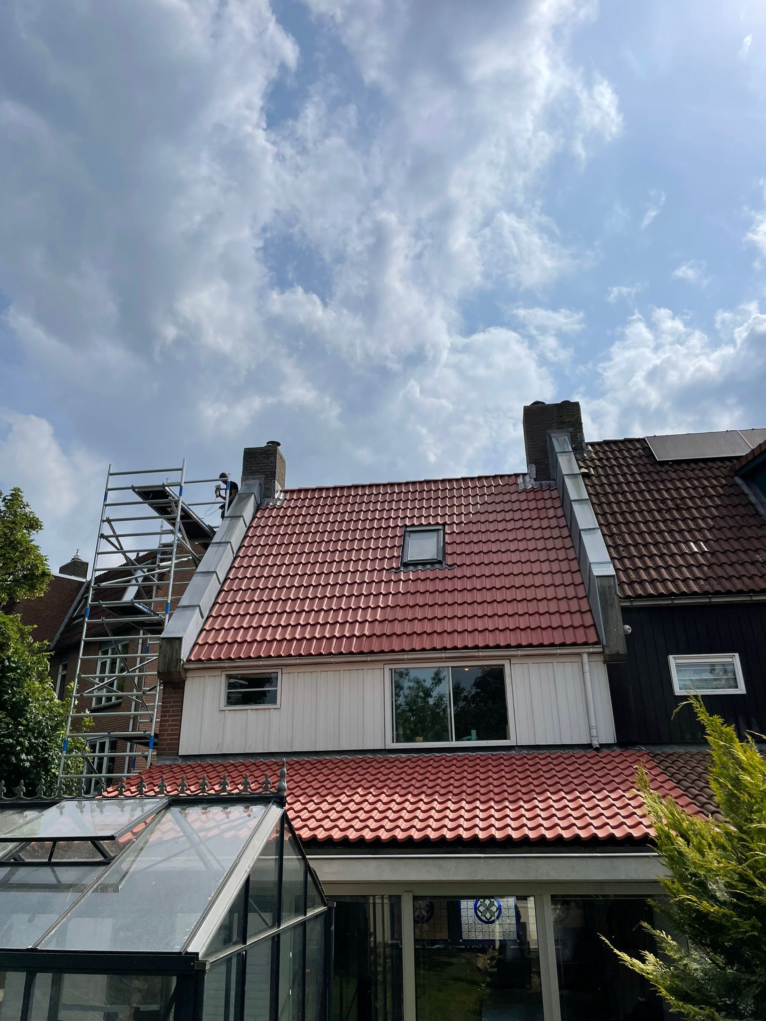 Ras Dakwerken aan het werk